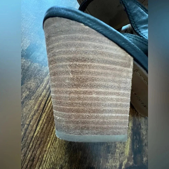 Lucky Brand | ladies Overandie block heel sandal. Size: 10M/42 - Picture 12 of 15